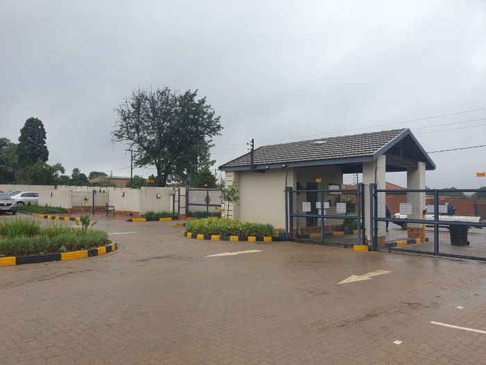 Norton Park Apartment For Sale: 1 bed, secure complex, pool, parking included.