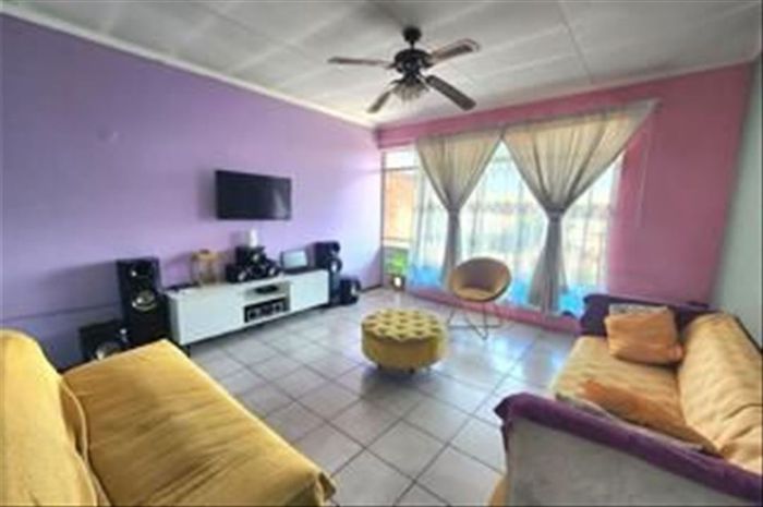 For Sale: Apartment in Cruywagen Park with Lounge, Kitchen, Study, and Carport.