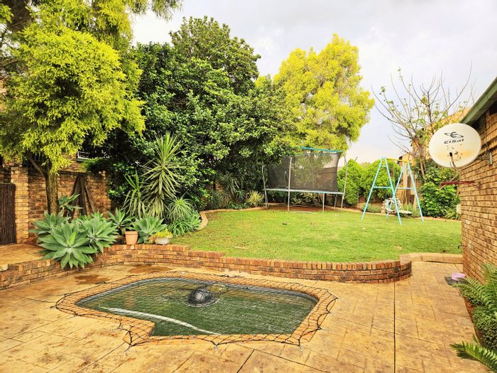 Die Hoewes Townhouse For Sale: 3 Bedrooms, Pool, Garage, Spacious Living Area.