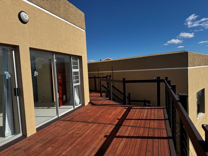 Wavecrest House For Sale: 3 beds, flatlet, sea views, double garage, secure yard.