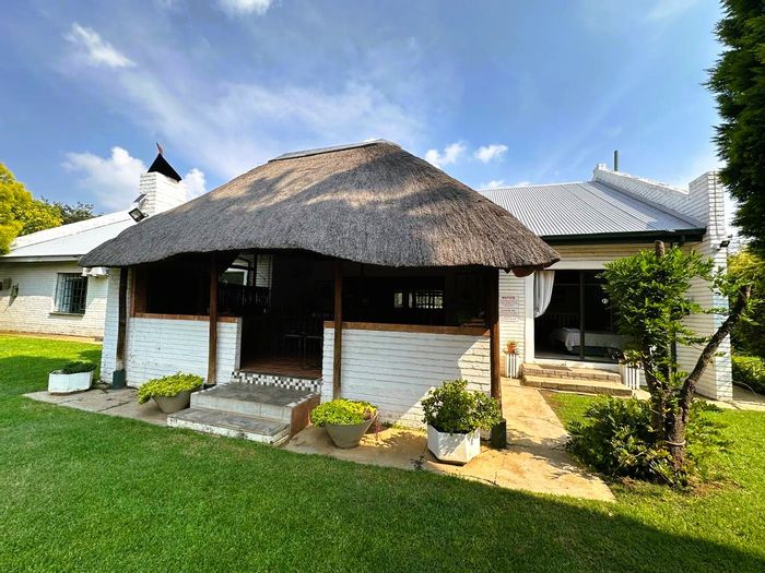 For Sale: 7-room guesthouse in Deneysville Central with pool and parking.
