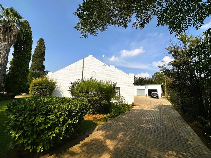 For Sale: 7-room guesthouse in Deneysville Central with pool and ample parking.