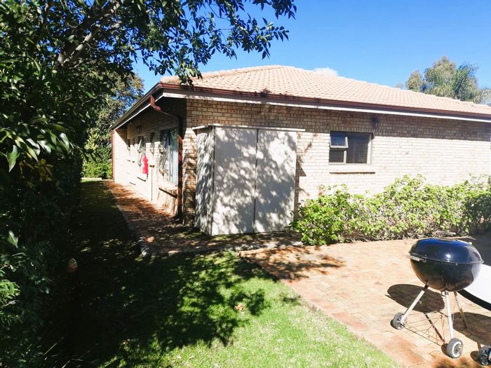 House for Sale in Vaal Marina Central: 4 beds, pool, communal garden, security included.