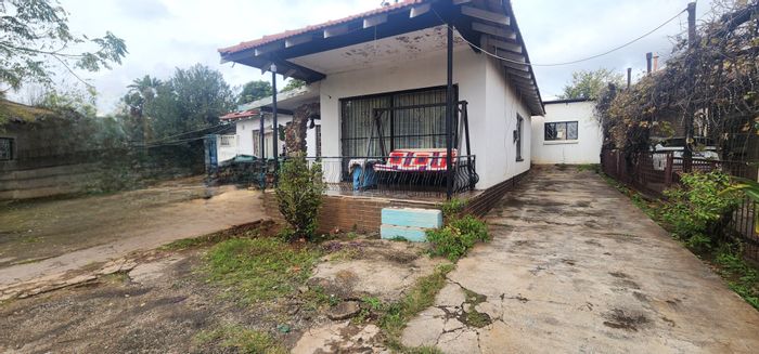 Laudium House For Sale: 3 bedrooms, outbuilding, spacious yard, close to amenities.