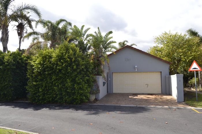 Heritage Park House To Rent: 3 Bedrooms, Outdoor Entertainment, Secure Estate Living.