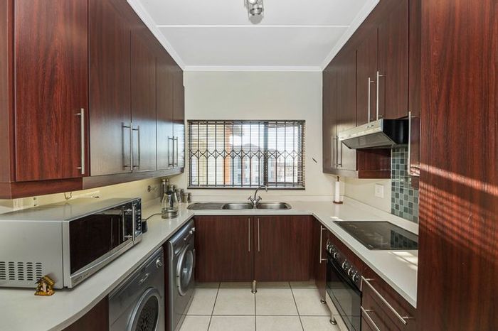 To Rent: Apartment in Greenstone Ridge with pool, clubhouse, and private balconies.