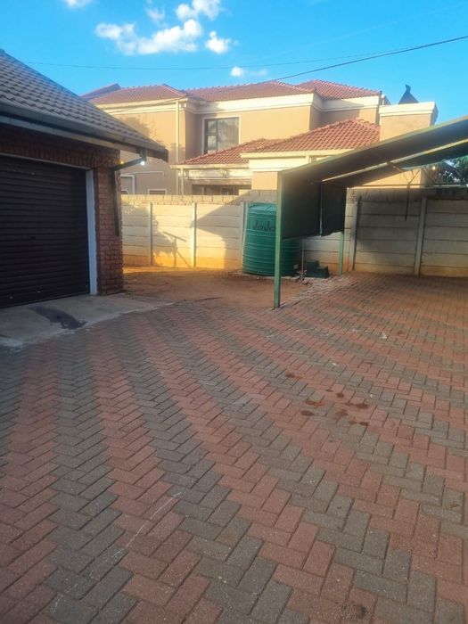 Flora Park House To Rent: 3 beds, ensuite, garage, prepaid electricity, pet friendly.