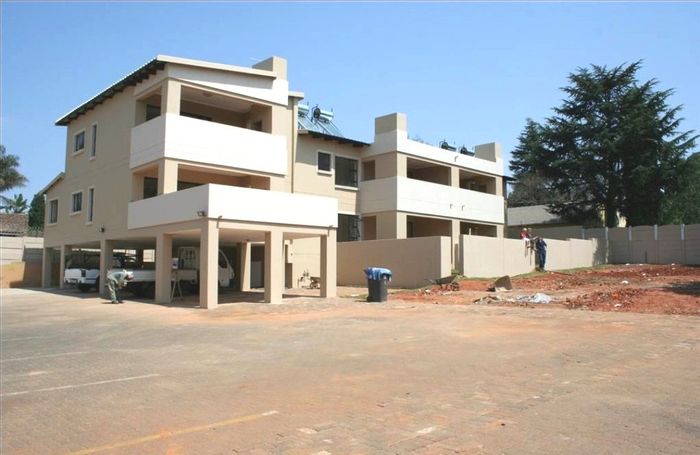 2 Bedroom Apartment To Rent in Fairland with private garden and parking.