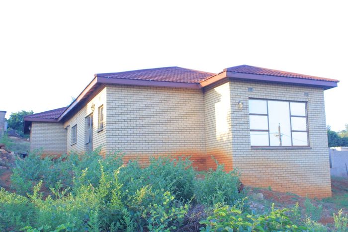 4-Bedroom House For Sale in Thohoyandou with Double Garage and Titled Deed.