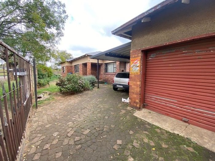 For Sale: 3-Bedroom House in Brakpan Central with garage, carport, and outside room.