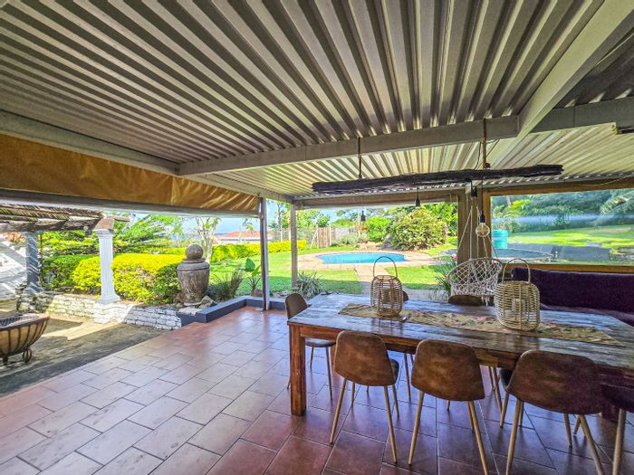 For Sale: House in Umtentweni with 4 bedrooms, pool, garden, and flatlet.