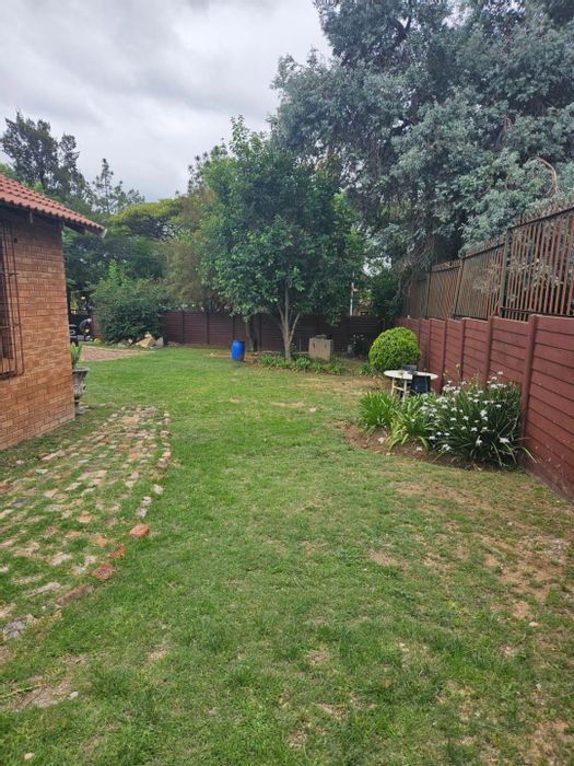 Furnished 1-bedroom apartment in Douglasdale, includes water, Wi-Fi, and electricity.
