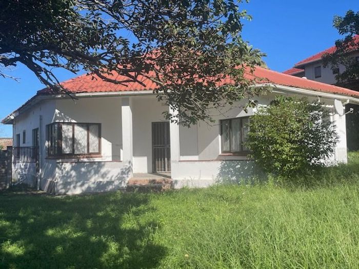 Uvongo House For Sale: Beach proximity, approved plans for second storey, spacious layout.