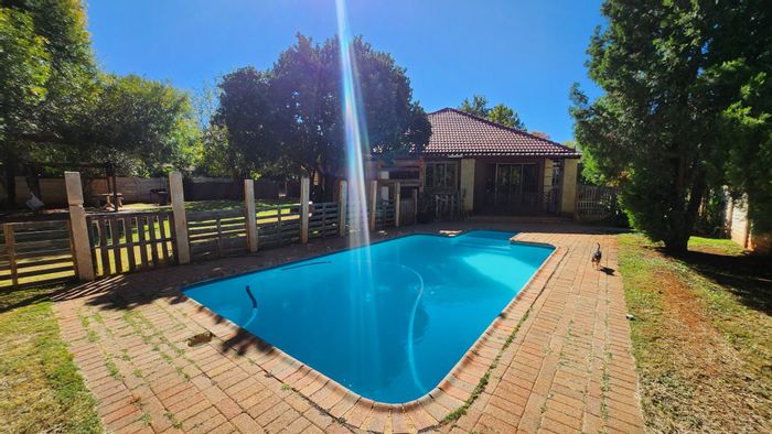 3-Bedroom House in Adamayview For Sale with Pool, Double Garage, Fenced Yard.