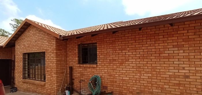 Spacious 4-bedroom house with 2 garages in Country View, For Sale.