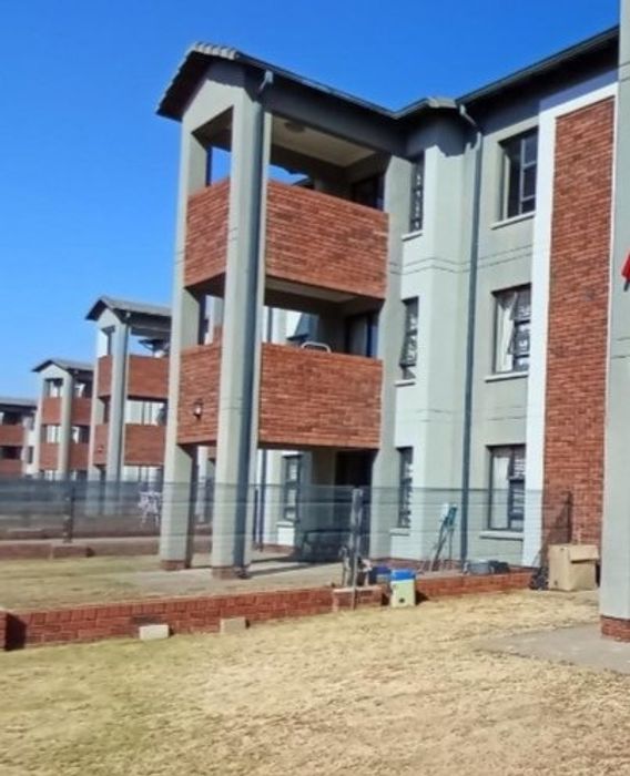 2-Bedroom Apartment for Sale in Amberfield Crest with Garage and Ideal Investment Potential.