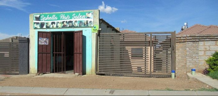 2-bedroom house for sale in Clayville, near schools and shopping centers.