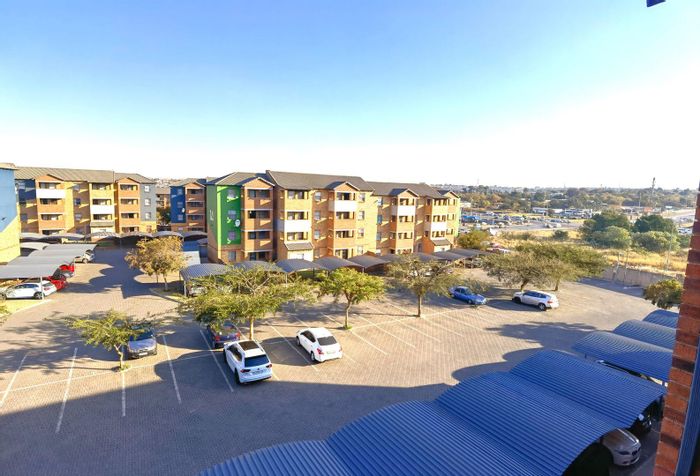For Sale: Heuweloord Apartment with 24-hour security, balcony, and fiber connectivity.