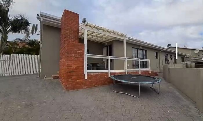 Beacon Bay North House For Sale: 3 beds, open-plan living, braai area, secure garage.