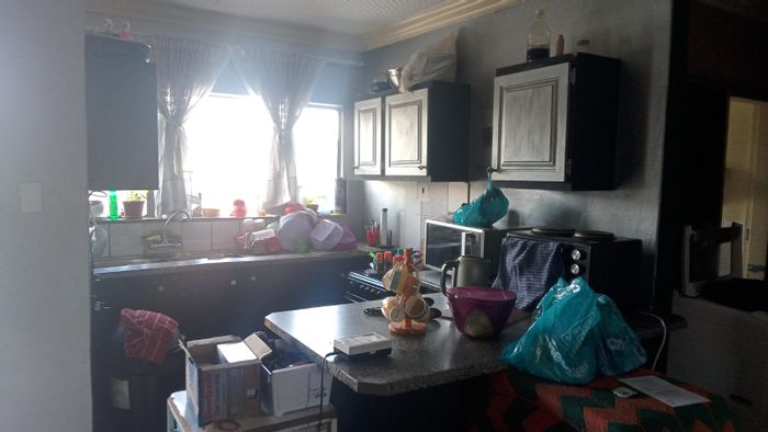 Daspoort Apartment For Sale: 2 beds, lock-up garage, equipped kitchen, rental potential.