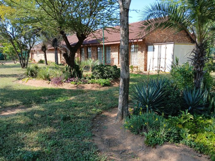 Bultfontein AH Farm For Sale: 6 Dwellings, Boreholes, Arable Land, Rental Income.
