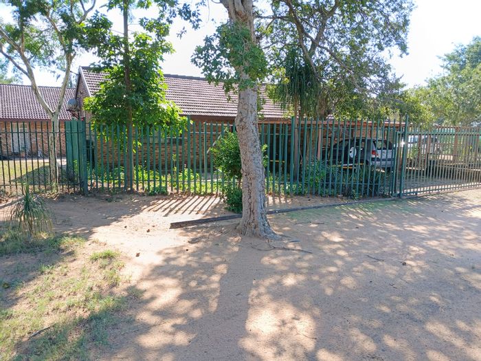 Bultfontein AH Farm For Sale: 6 Dwellings, Boreholes, Veggie Tunnels, 5ha Land