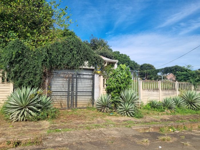 For Sale: Versatile 3-bedroom house in Prestbury with parking and staff quarters.