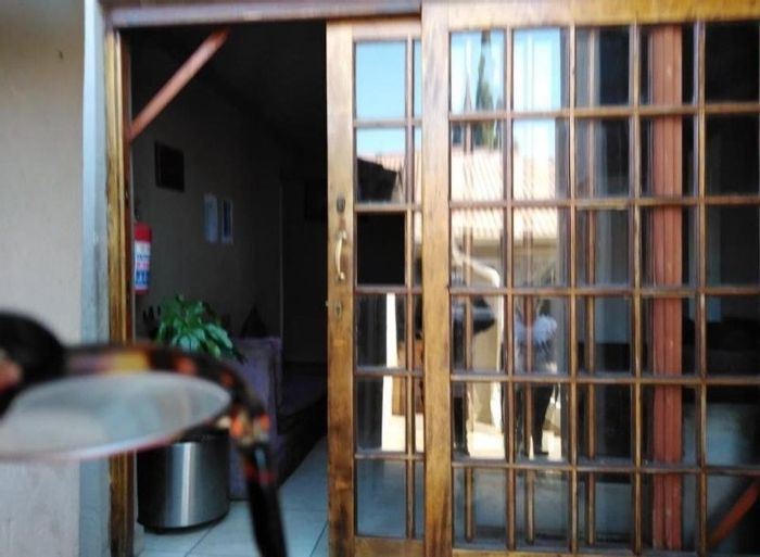 For Sale: House in Orlando West, NSFAS accredited, 10 en-suite rooms, ample amenities.