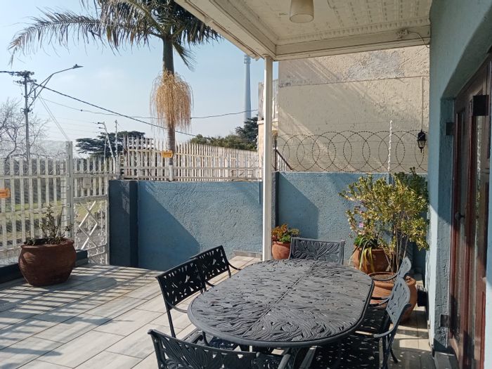For Sale: Spacious 3-Bedroom House in Brixton with 3 Garages and 3 Entrances.