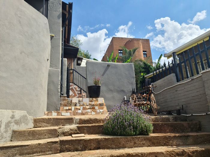 Brixton House For Sale: 3 Bedrooms, balcony views, solar water, development potential.