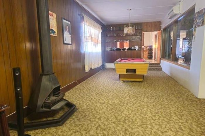 Lakeview Farm For Sale: 63 ha, 5 bedrooms, ample water supply, farming potential.