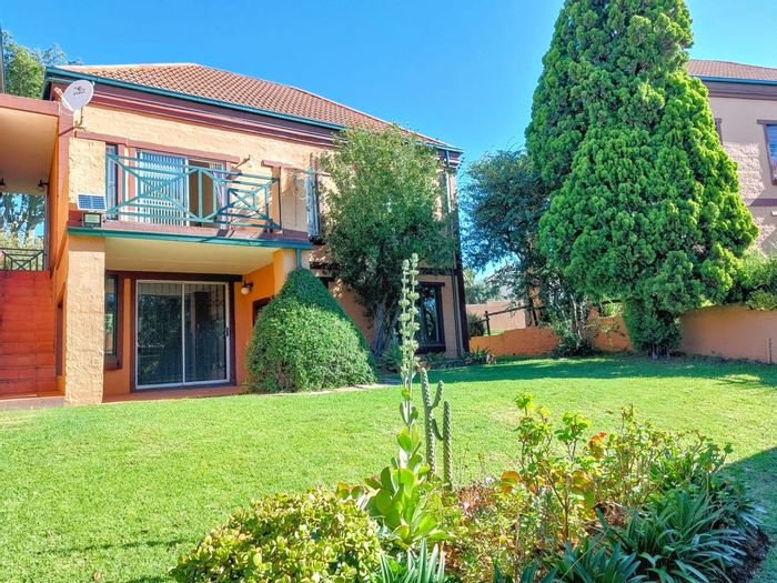 For Sale: Apartment in Sundowner with pools, gardens, and secure living.