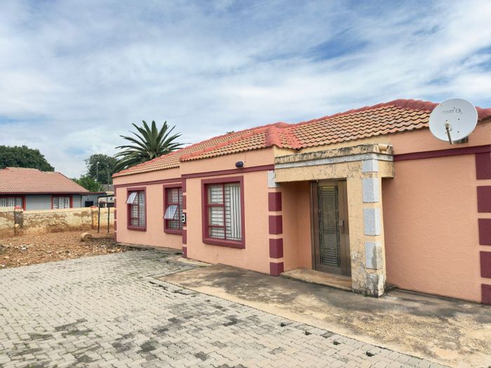 House for Sale in Olifantsfontein: 3 Bedrooms, spacious living, near amenities.
