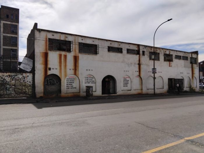 200 m² Industrial property in City & Suburban available for rent, versatile business potential.