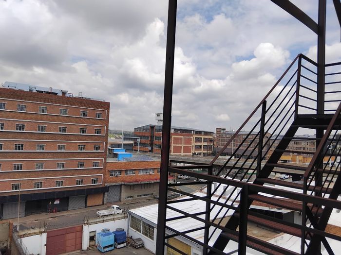 Commercial property to rent in City & Suburban, 185m² versatile business space.