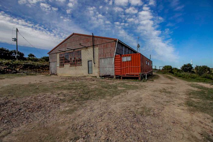House To Rent in Humansdorp Rural: 2 beds, solar power, large workshop, fenced land.