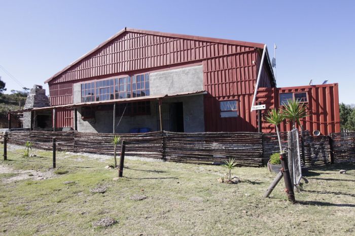 House to Rent in Humansdorp Rural: Container home, workshop, solar power, pet-friendly.