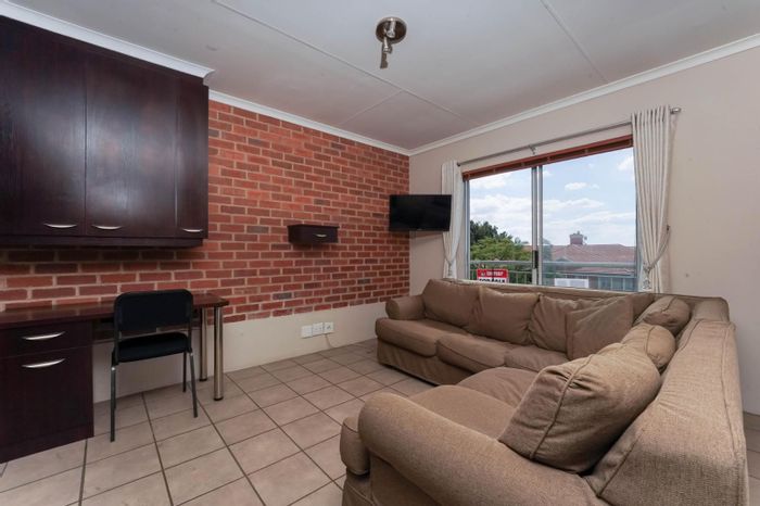 Upper Houghton Apartment For Sale: 2 Bedrooms, pool, secure parking, ideal investment.