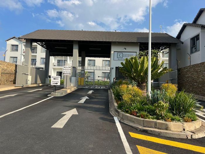 Broadacres Apartment To Rent: Spacious 2-bed, pool, clubhouse, secure parking.