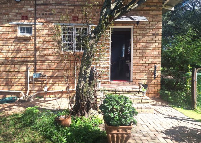 North Riding Apartment To Rent: 1 bed, garden, pool access, carport included.