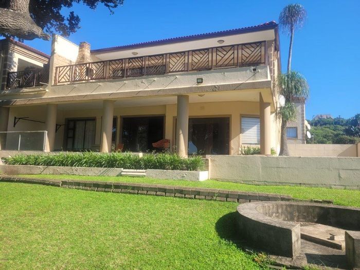Spacious 4-bedroom apartment in Hibberdene Central, direct beach access, pet-friendly. For Sale.