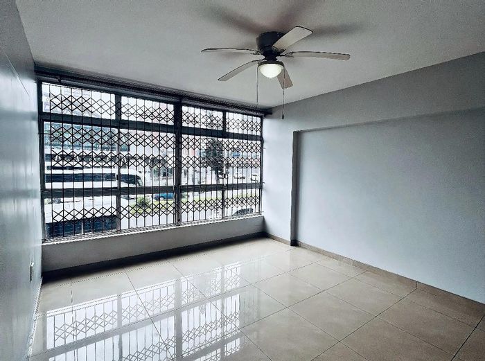 North Beach Apartment To Rent: 2.5 bedrooms, secure building, 500m to beach.