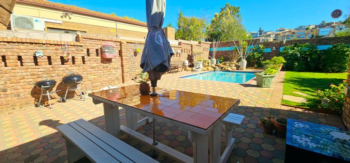 Hartenbos Central House For Sale: 3 beds, pool, security, and spacious living.