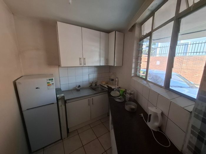 Sunnyside Townhouse For Sale: 3 Beds, garden, carport, and spacious living areas.
