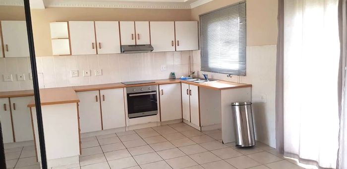 3-Bedroom Apartment To Rent in Lincoln Meade with garden, security, and pet-friendly options.