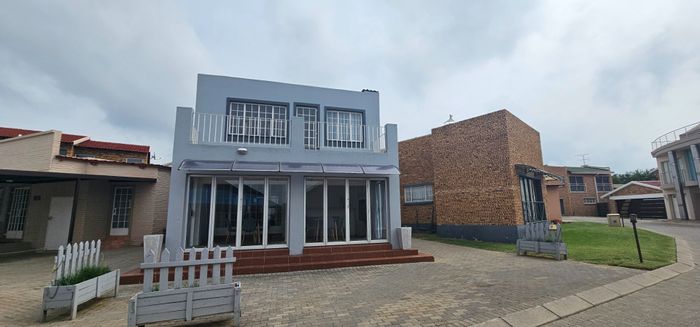 For Sale: Townhouse in Vaal Marina Central with pool, entertainment patio, and amenities.