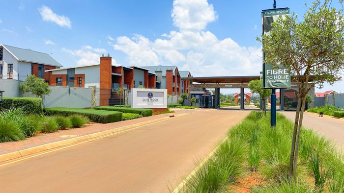2 Bedroom Apartment to Rent in Glen Marais with Secure Estate and Balcony.