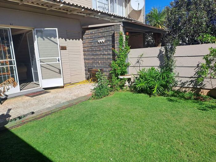 2-Bedroom Apartment in Adamayview To Rent, features secure complex and outdoor space.