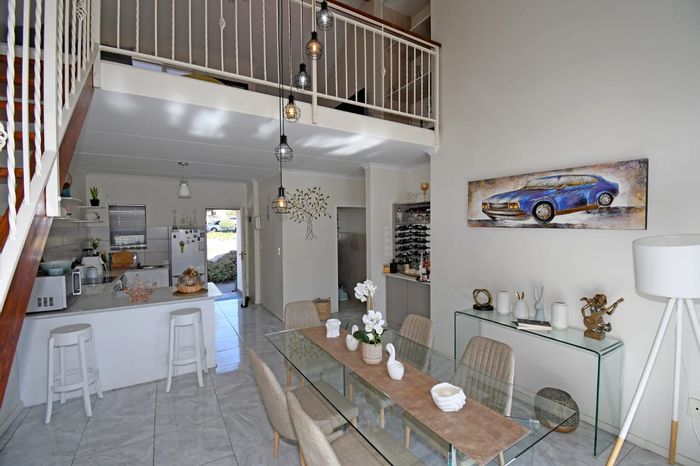 Broadacres Apartment To Rent: 2 Bedrooms, pool, clubhouse, private patio, spacious lounge.