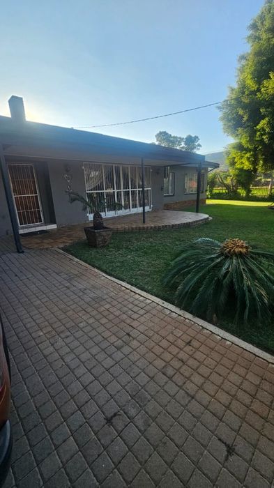 5-bedroom house for sale in Mountain View with pool, lapa, and spacious yard.